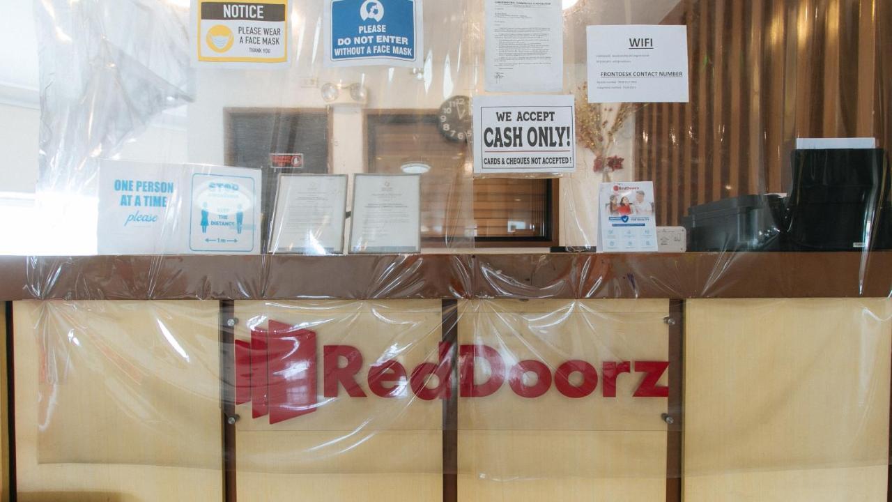 红多兹Plus酒店@EDSA国会|员工已接种疫苗 奎松市 外观 照片